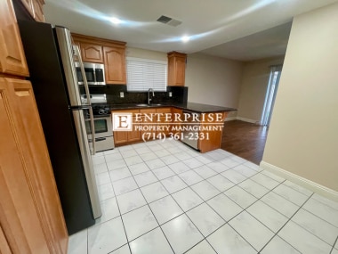 Foto del edificio - 3 BR Townhome in Yorba Linda Knolls | Upgraded & Move-In Ready