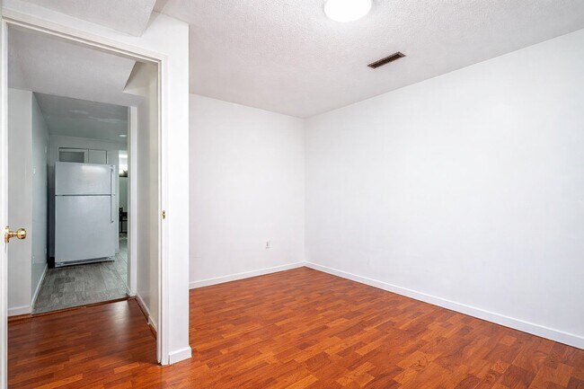 Photo du bâtiment - 32855 Harwood Crescent