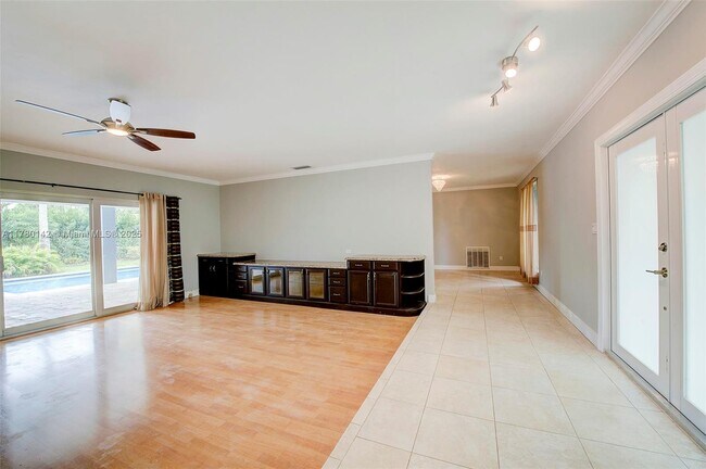 Building Photo - PINECREST