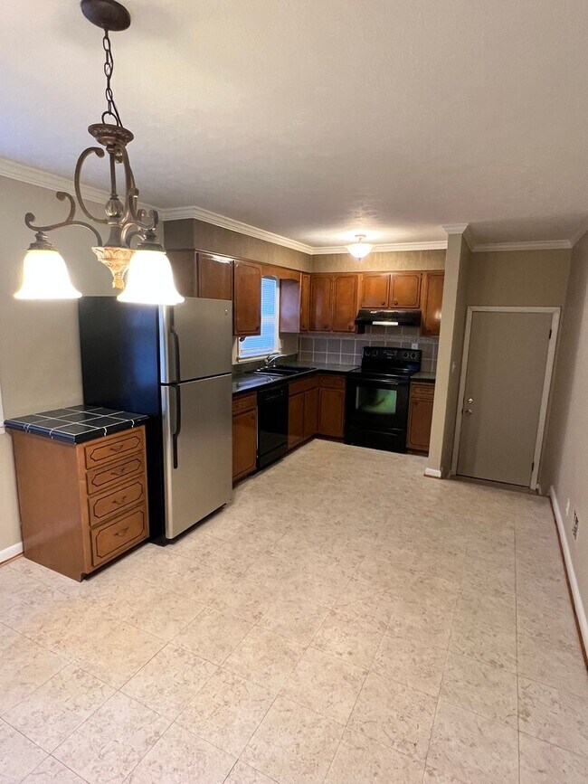 Building Photo - Adorable home in Highview