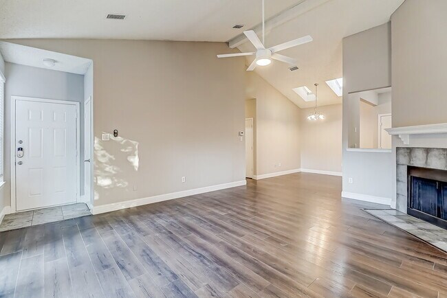 Foto del edificio - 1162 Hemlock Dr