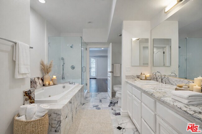 Foto del edificio - 353 S Reeves Dr