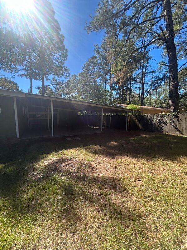 Building Photo - 1618 Kentwood Dr