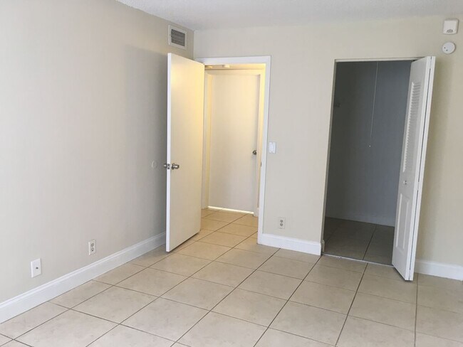 Foto del edificio - 10757 Cleary Blvd