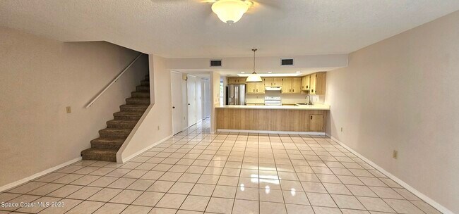 Building Photo - 810 Poinsetta Dr