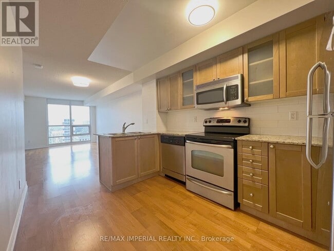 Building Photo - 761 Bay St.