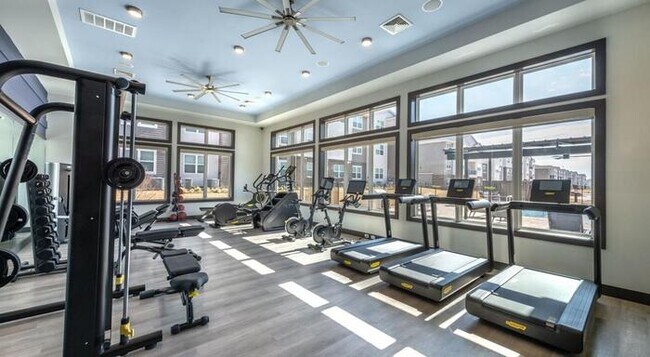 Foto del edificio - 1350 N Blue Mound Rd