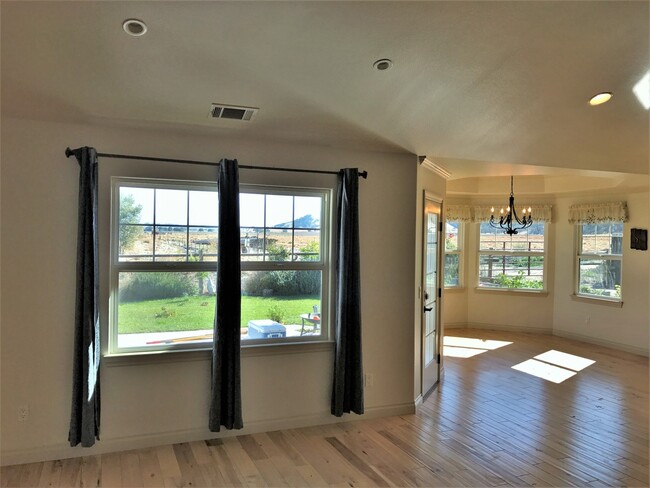 Foto del edificio - High End Living In Quaint Los Alamos