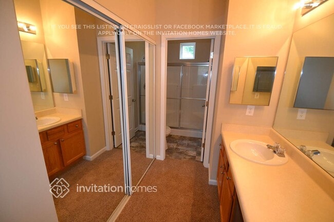 Building Photo - 230 W Oaks Pl