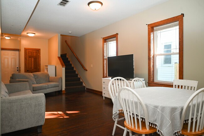 Building Photo - 507 E 7th St