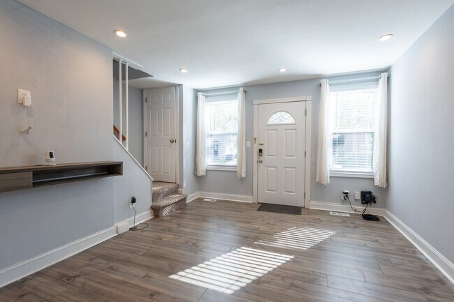 Foto del edificio - Lovely 2 BR/2 BA Semi-Detached Home in Marshall Heights!