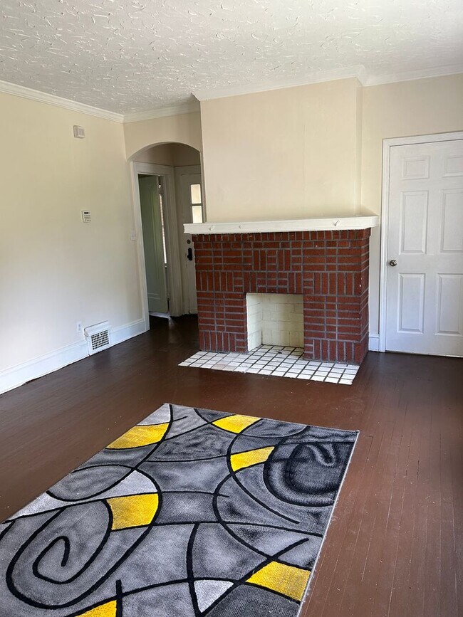 Foto del edificio - Spacious 3-Bedroom, 2-Bath First Floor  Ap...