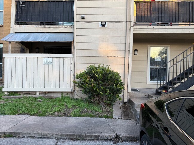 Foto del edificio - 8100 Creekbend Dr
