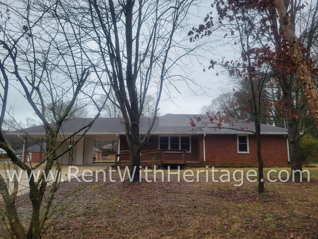 Building Photo - GRAMPA'S BUNGELOW - AWESOME BRICK RANCH WITH FULL UNFINISHED BASEMENT / GREAT LOCATION