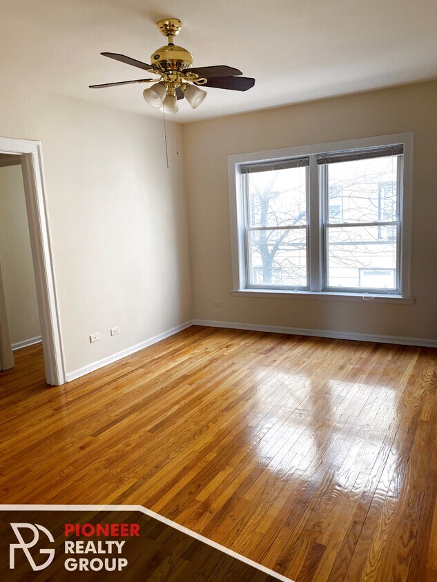 Primary Photo - 3921 N Pine Grove Ave