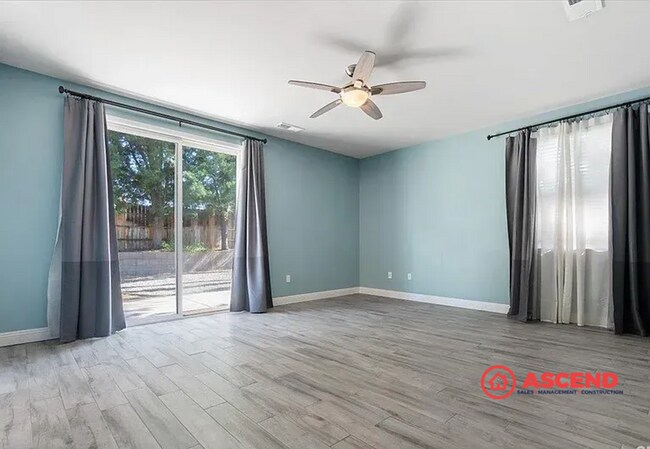 Building Photo - Stunning Home Home Off Jewetta Ave and Sno...