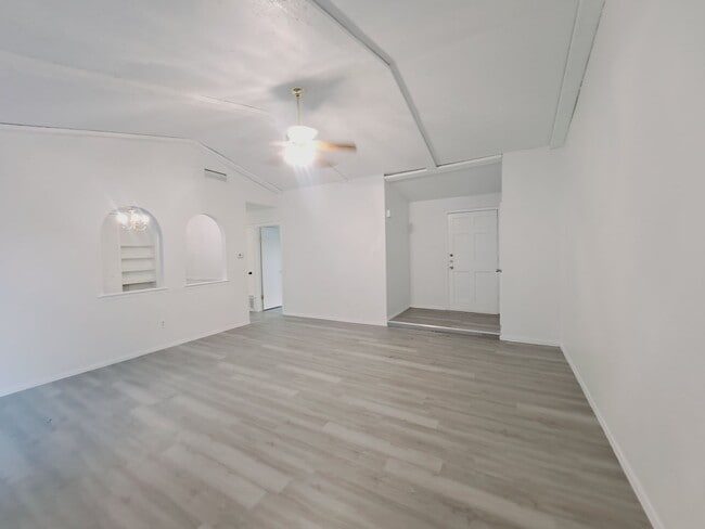 Foto del edificio - Amazing 3/2 with Garage Conversion Ready F...