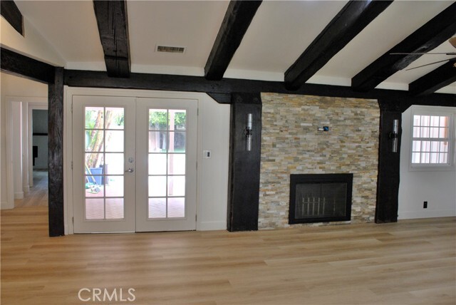 Foto del edificio - 7055 Corbin Ave