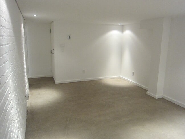 Building Photo - 183 Parkside Dr