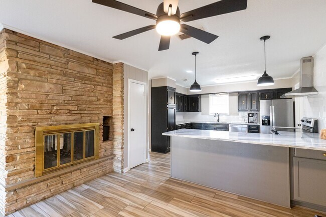 Building Photo - Remodeled 3 bedroom/ 2 bathroom