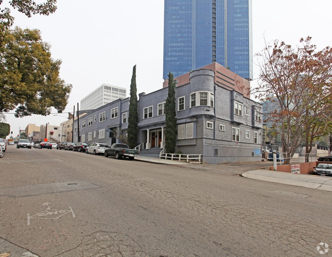 Primary Photo - 1140 Ingraham St