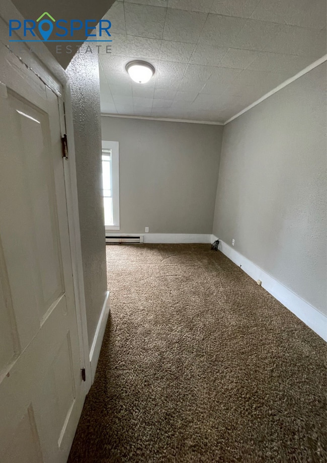 Building Photo - 4 Bedroom House right on Water Street - Av...