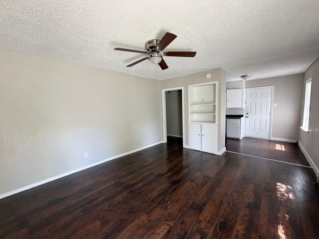 Foto del edificio - 6403 Hollis Ave