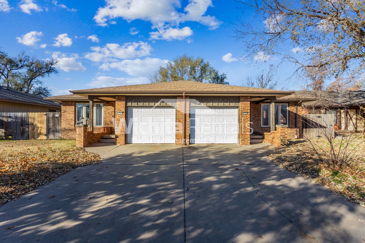 Primary Photo - Indian hills duplex!
