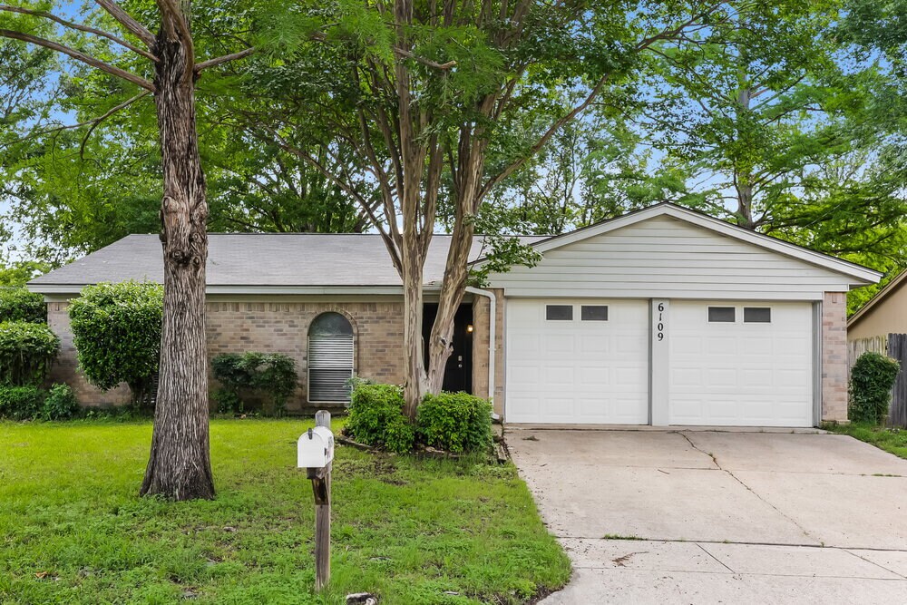 Foto principal - 6109 Springwood Dr