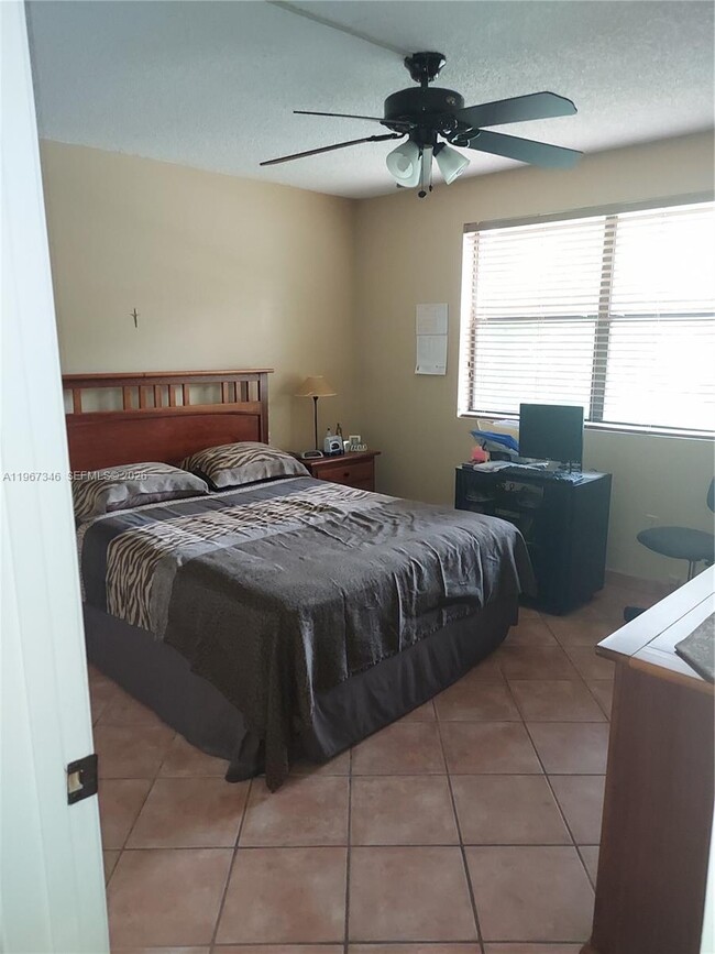 Building Photo - 14940 SW 49th Ln