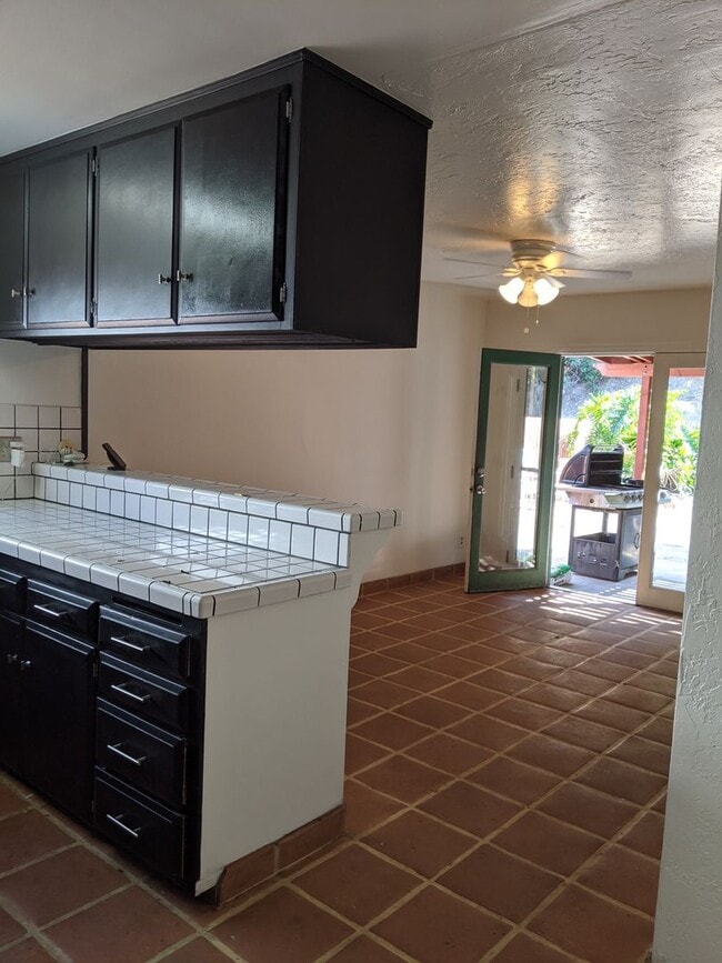 Building Photo - 4 BEDROOM 2 BATH ON CUL-DE-SAC AND LARGE YARD!