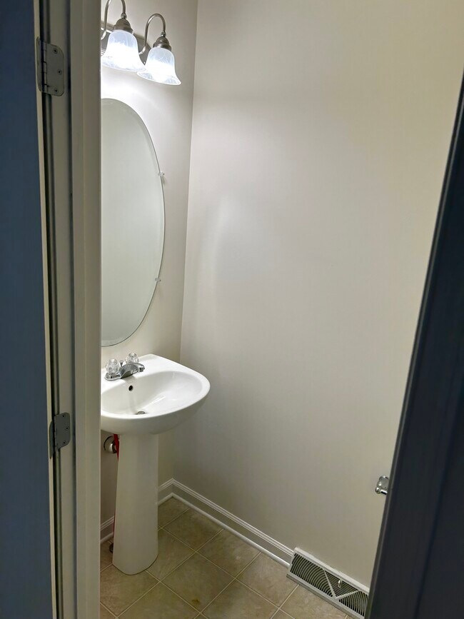 Building Photo - 340 Paradee Dr