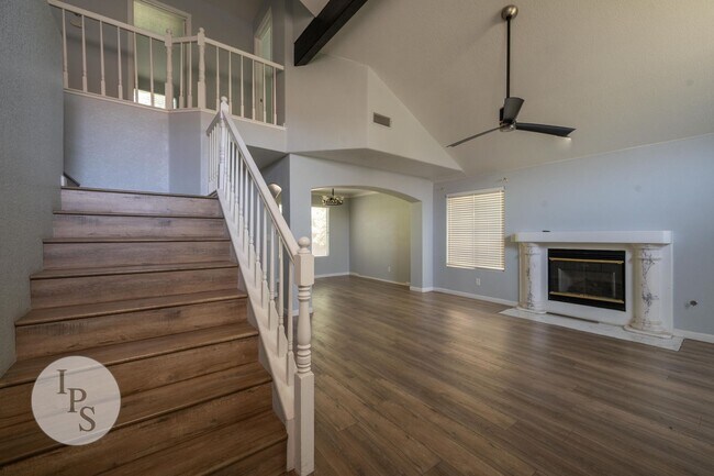 Building Photo - Northwest Fresno Home, CUSD - 4BR/2.5BA, Gated Community - Lots of Amenities