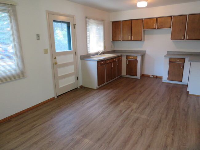 Building Photo - 1004 Rawson Ave
