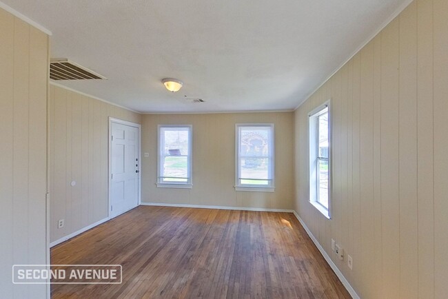 Building Photo - LIMITED TIME: $725 off second month’s rent...