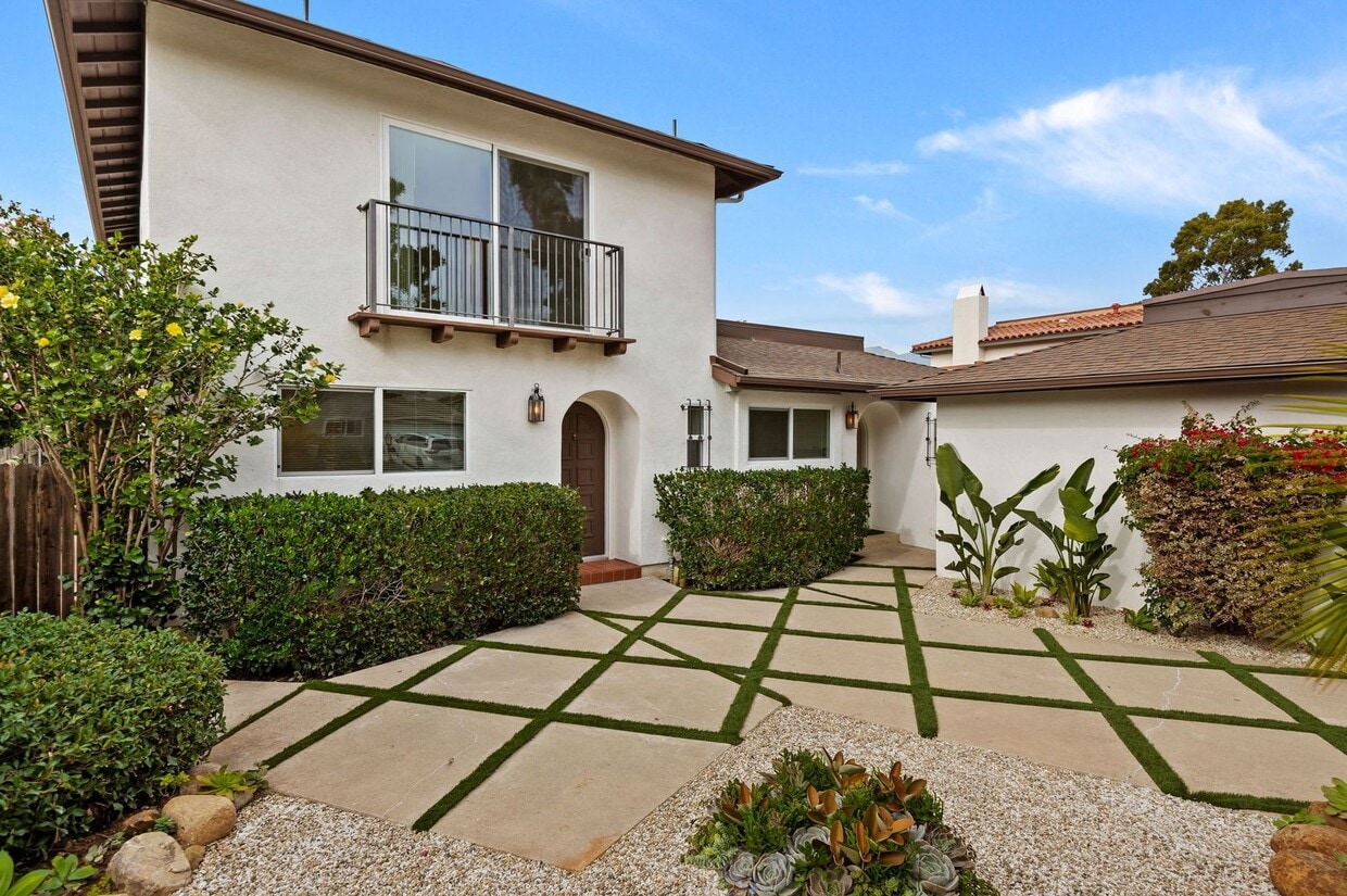 Foto principal - Welcome to this charming 2-bedroom, 1.5-ba...