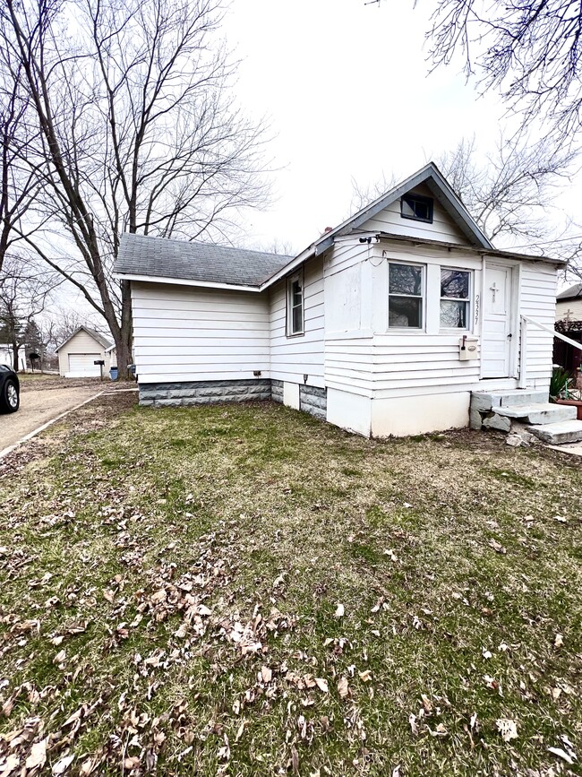 Building Photo - 2337 Rheamount Ave