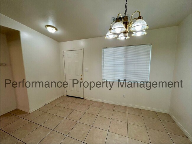 Building Photo - Cute 3 Bed/2 Bath Home in N Bakersfield wi...