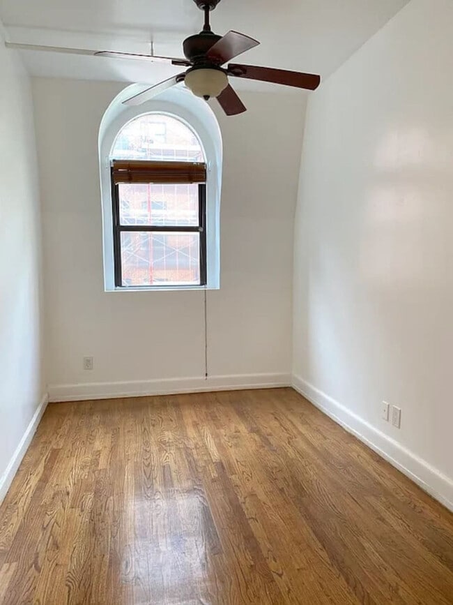 Building Photo - 156 W 15th St