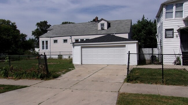 Building Photo - 50 W 108th St