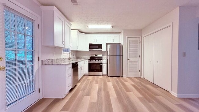 Building Photo - Snellville 2 Bed-2.5 Bath Townhouse, BRAND NEW KITCHEN and Flooring, End Unit