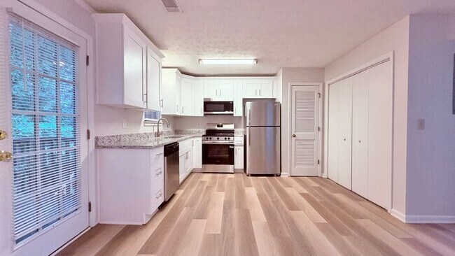 Foto del edificio - Snellville 2 Bed-2.5 Bath Townhouse, BRAND NEW KITCHEN and Flooring, End Unit