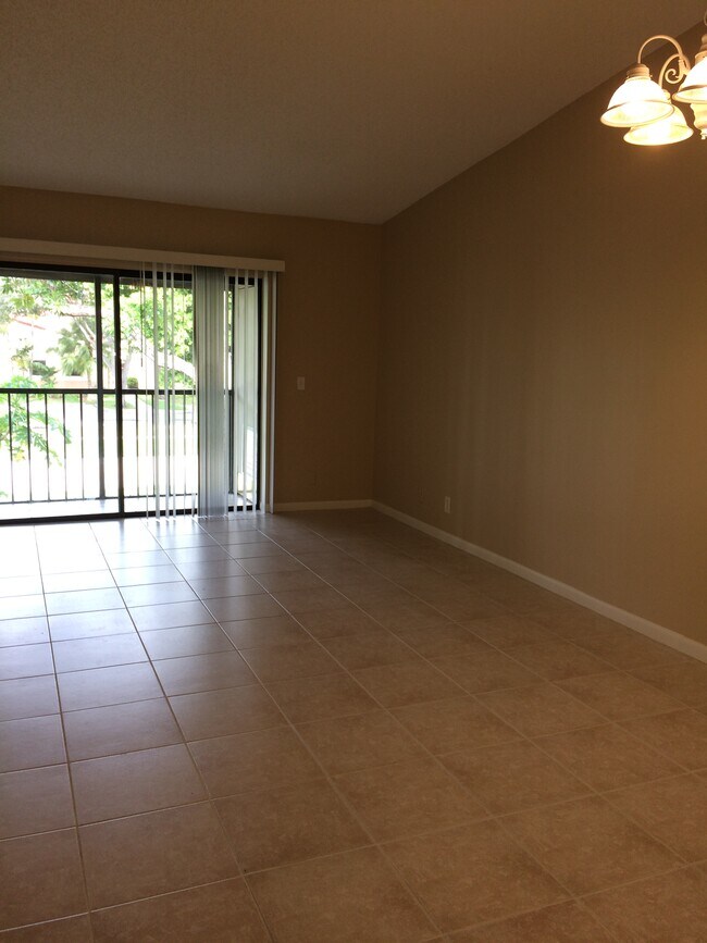 Living room - 6649 Somerset Dr