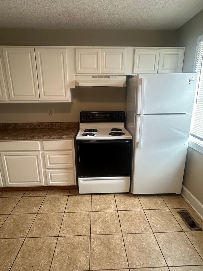 Building Photo - 1378 Indianola Ave