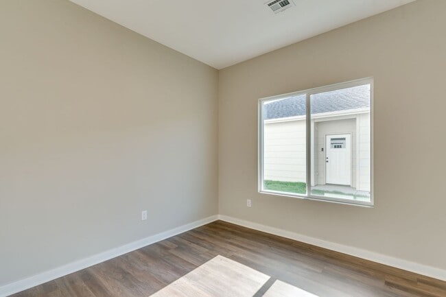 Building Photo - Area151-Cromwell Plan