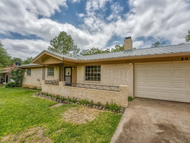 Building Photo - 207 McGee Trail