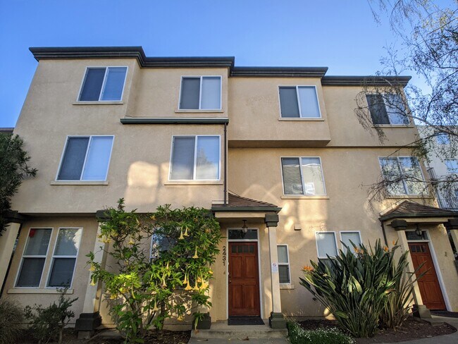Building Photo - 2431 Blake St