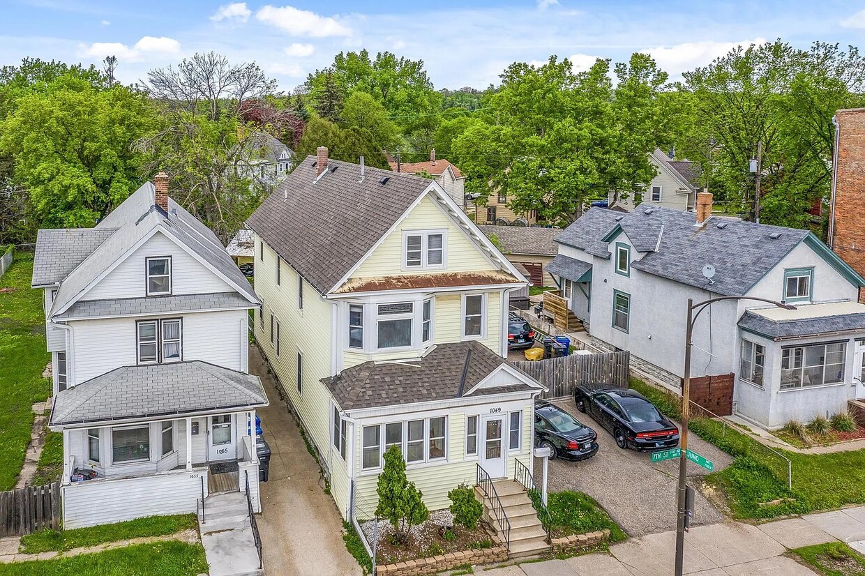 Foto principal - 1049 7th St W
