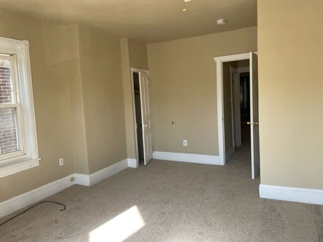 Building Photo - 2nd Floor 2 Bedrooms 1 Bathroom Apartment ...