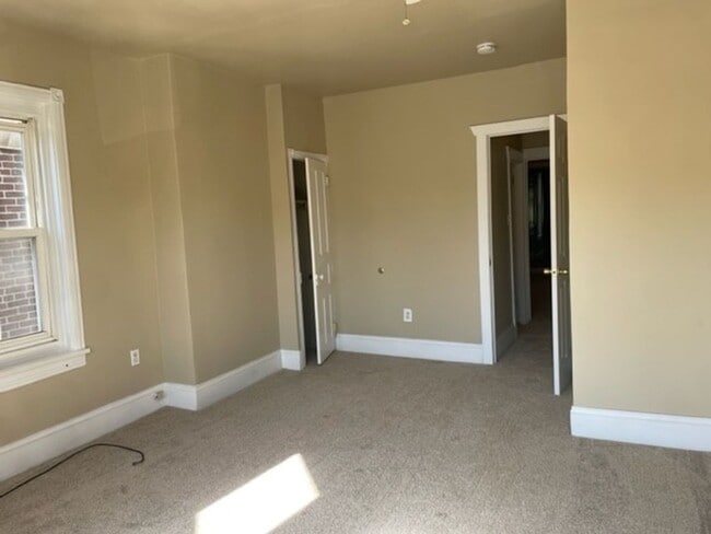 Foto del edificio - 2nd Floor 2 Bedrooms 1 Bathroom Apartment ...